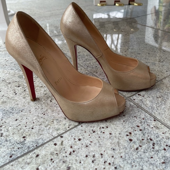 Christian Louboutin Very Prive Gold Peep Toe Heels - Picture 2 of 6